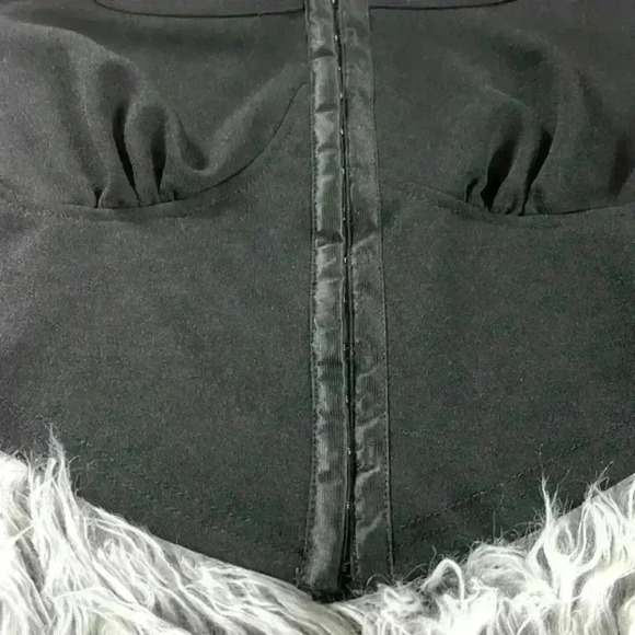 SHEIN Ruched Bust Hook-And-Eye Front Asymmetrical Crop Top - Picture 4 of 7